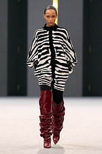 バルマン 2025-26年秋冬ウィメンズコレクション - アフリカとパリの融合｜写真18