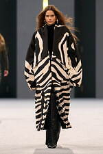 バルマン 2025-26年秋冬ウィメンズコレクション - アフリカとパリの融合｜写真32