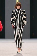 バルマン 2025-26年秋冬ウィメンズコレクション - アフリカとパリの融合｜写真33