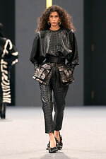 バルマン 2025-26年秋冬ウィメンズコレクション - アフリカとパリの融合｜写真47