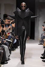 ジュンヤ ワタナベ 2025年秋冬コレクション - "服らしさ”を切り離す非現実的な服作り｜写真17