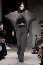 ジュンヤ ワタナベ 2025年秋冬コレクション - "服らしさ”を切り離す非現実的な服作り｜写真23