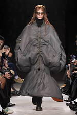 ジュンヤ ワタナベ 2025年秋冬コレクション - "服らしさ”を切り離す非現実的な服作り｜写真26