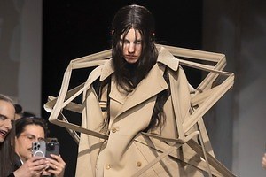 ジュンヤ ワタナベ 2025年秋冬コレクション - "服らしさ”を切り離す非現実的な服作り