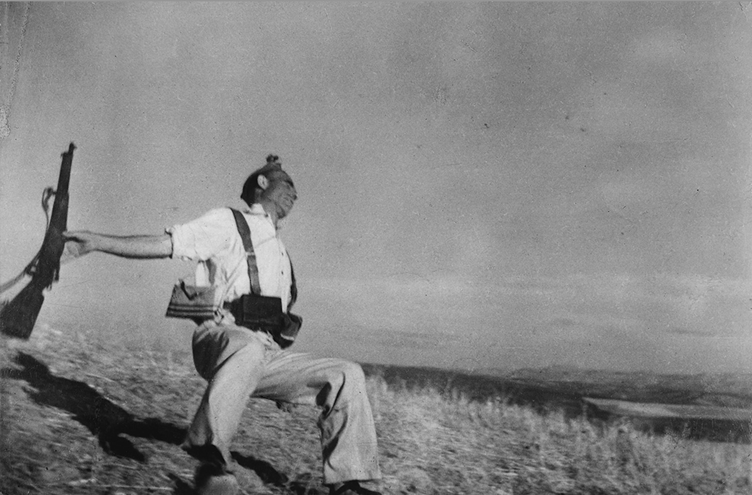 ロバート・キャパ 《崩れ落ちる共和国側の兵士 エスぺポ近郊、コルドバ前線、スペイン》
1936年 東京富士美術館蔵