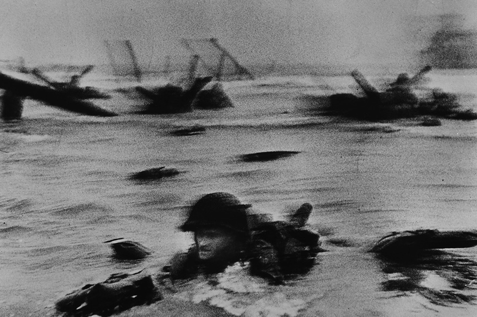 写真｜ロバート・キャパの展覧会が東京都写真美術館で、《崩れ落ちる兵士》《Dデー》など約140点を公開