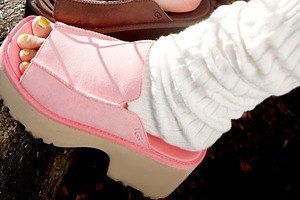 UGG厚底サンダル“淡いピンク”のレイ ビームス限定カラー、「ニュー ハイツ スライド」