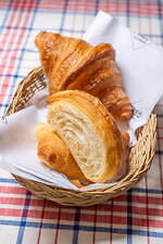 博多阪急「フランスフェア2025」映画『アメリ』のカフェ出店、人気クレームブリュレや焼きたてパン｜写真2