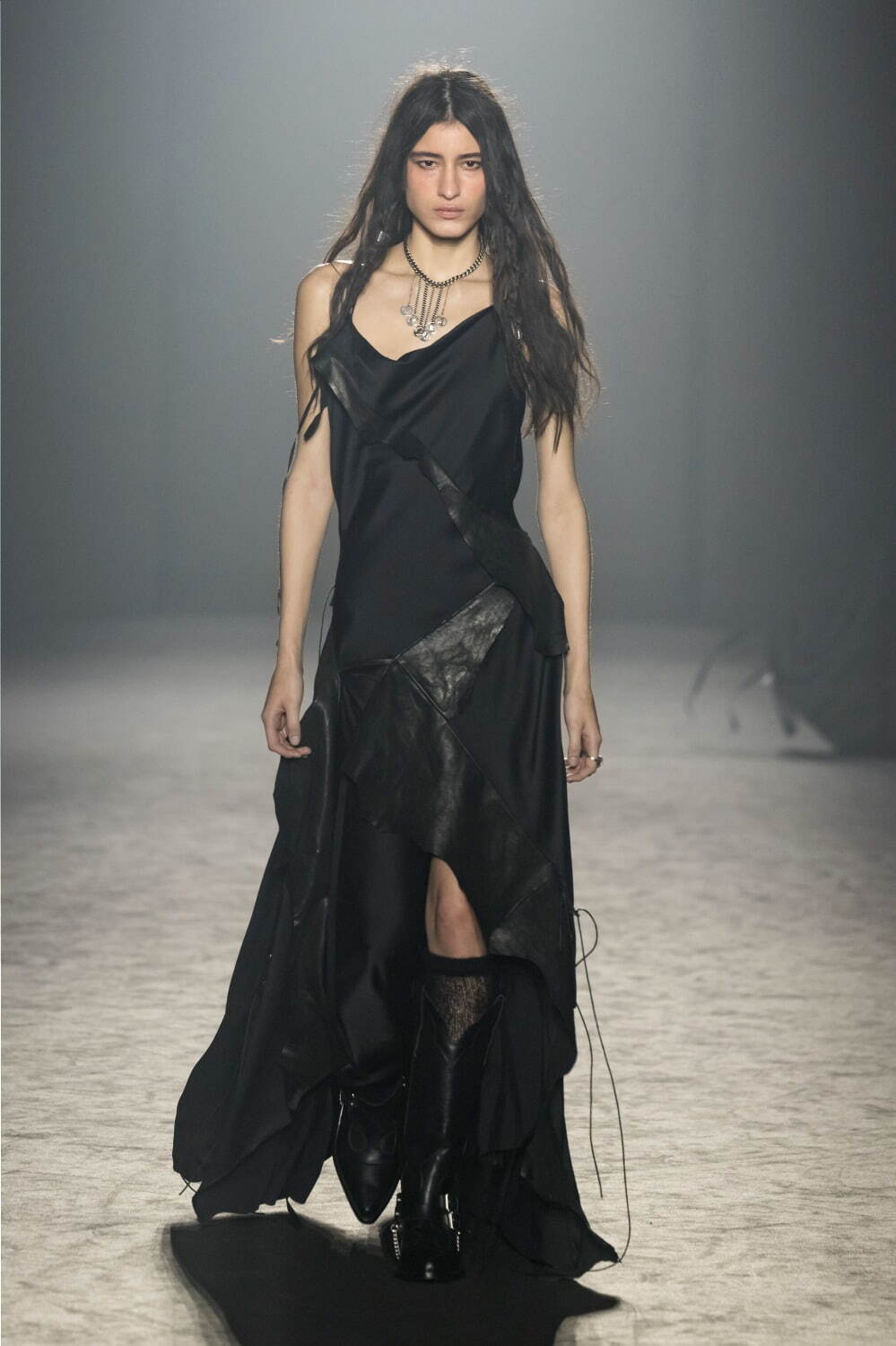 アン ドゥムルメステール(ANN DEMEULEMEESTER) 2025-26年秋冬ウィメンズコレクション  - 写真4