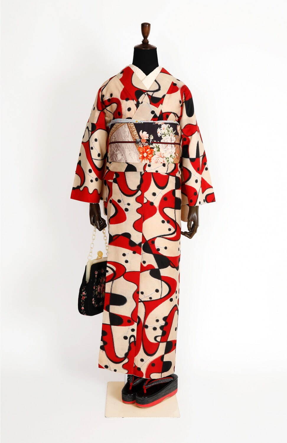 白地に赤黒幾何学文様