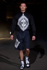 荒々しさ、男らしさを巧みに表現！yoshio kubo（ヨシオクボ）の2011年春夏コレクション｜写真2