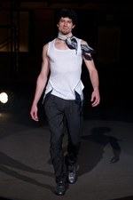 荒々しさ、男らしさを巧みに表現！yoshio kubo（ヨシオクボ）の2011年春夏コレクション｜写真7