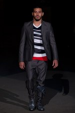 荒々しさ、男らしさを巧みに表現！yoshio kubo（ヨシオクボ）の2011年春夏コレクション｜写真11