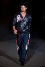 荒々しさ、男らしさを巧みに表現！yoshio kubo（ヨシオクボ）の2011年春夏コレクション｜写真13