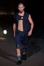 荒々しさ、男らしさを巧みに表現！yoshio kubo（ヨシオクボ）の2011年春夏コレクション｜写真15