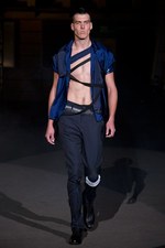 荒々しさ、男らしさを巧みに表現！yoshio kubo（ヨシオクボ）の2011年春夏コレクション｜写真17