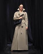 バレンシアガ 2025年冬コレクション - ドレスコードの再考と挑戦｜写真26