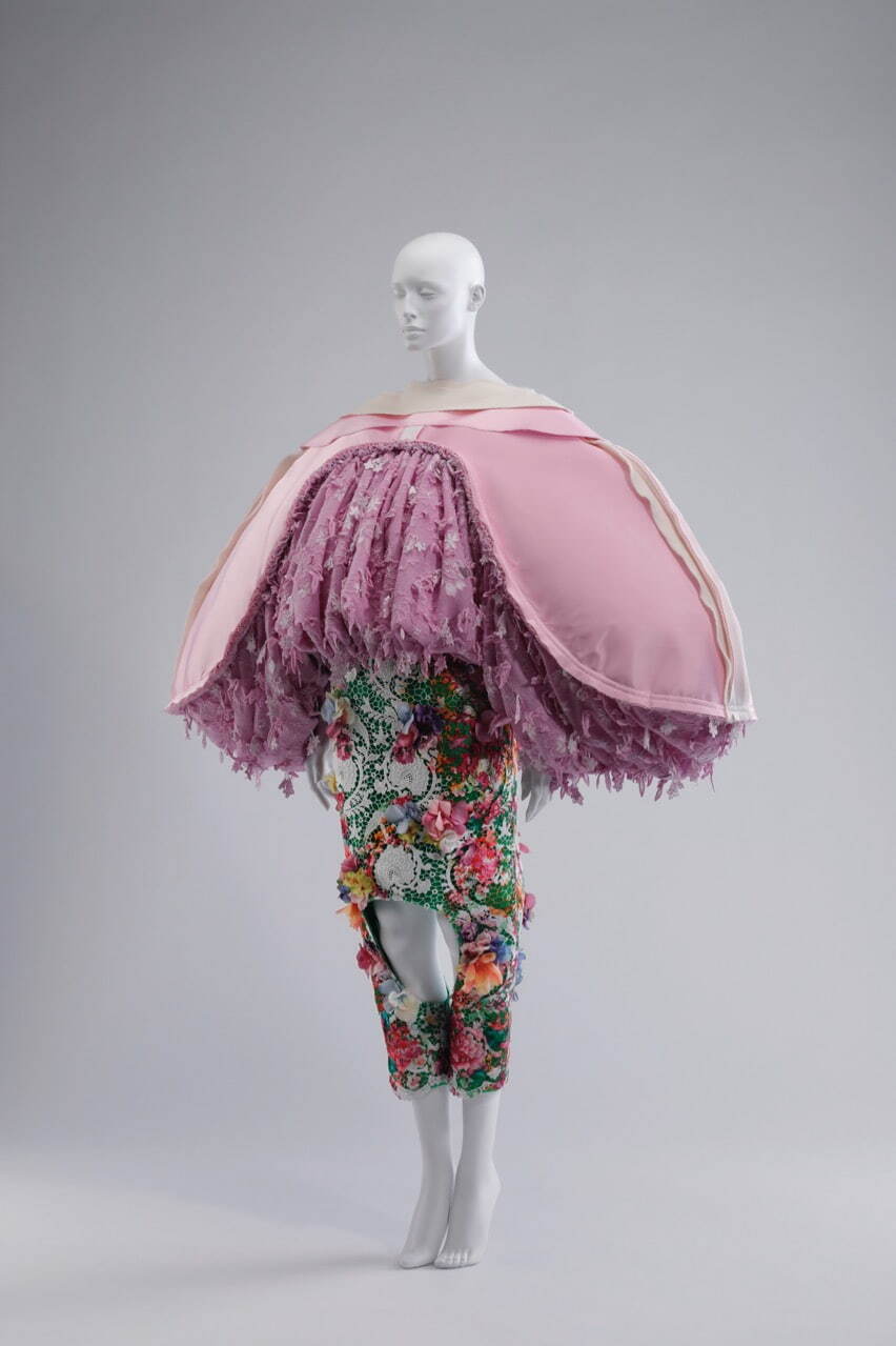 コム デ ギャルソン(川久保玲) トップ、パンツ 2020年春夏
© 京都服飾文化研究財団 撮影：来田猛