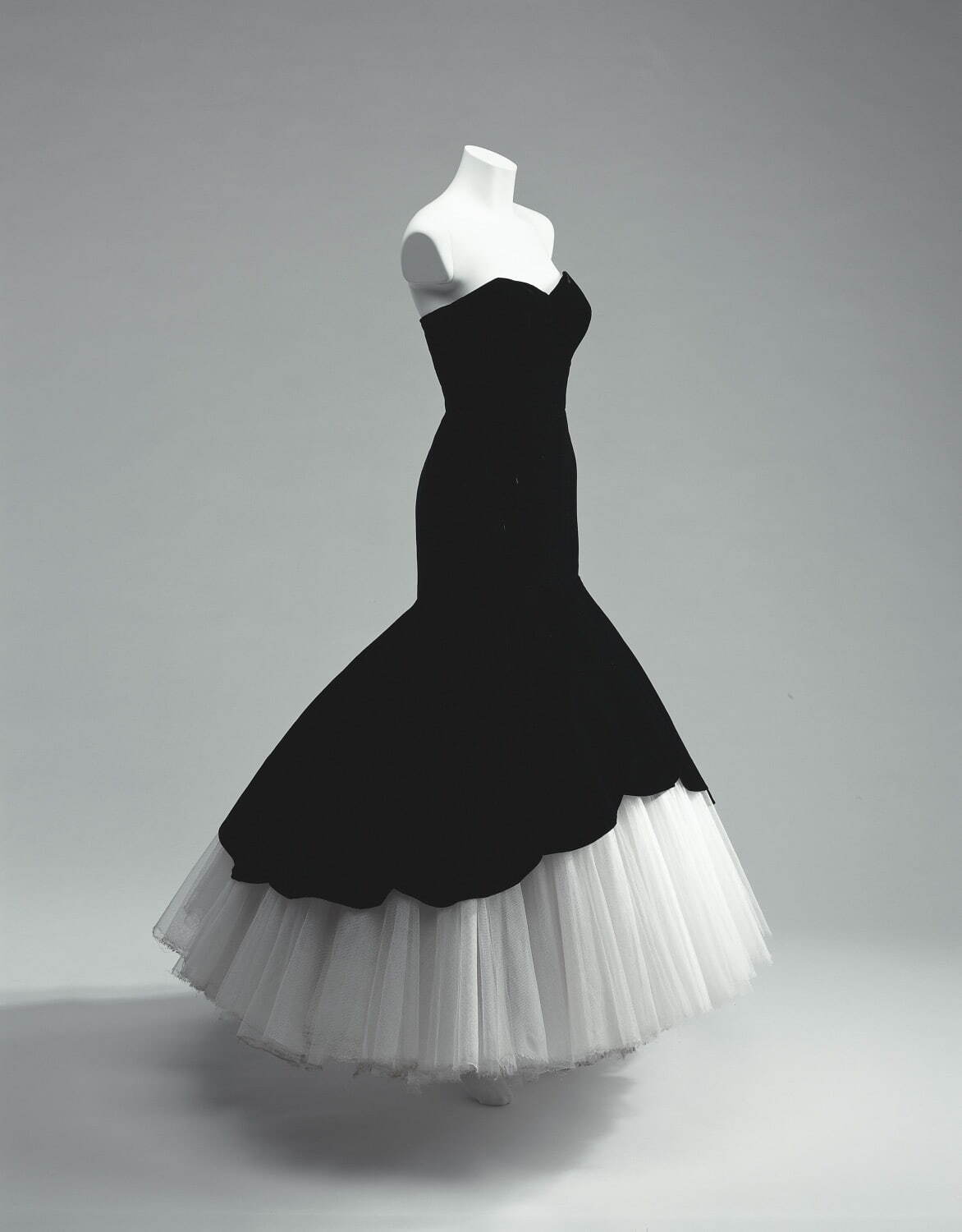 バレンシアガ(クリストバル・バレンシアガ) イヴニング・ドレス 1951年冬
© 京都服飾文化研究財団 撮影：畠山崇