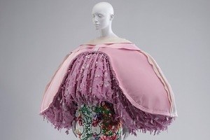 “装い”への欲望を探る展覧会「LOVE ファッション」東京で、ギャルソンなど衣服・現代アートが一堂に