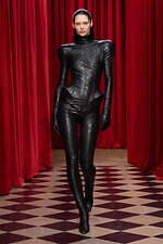 マリーン・セル 2025-26年秋冬コレクション - 幻想と現実の狭間、力強く官能的な装い｜写真1