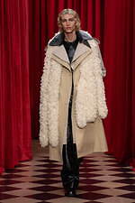 マリーン・セル 2025-26年秋冬コレクション - 幻想と現実の狭間、力強く官能的な装い｜写真24