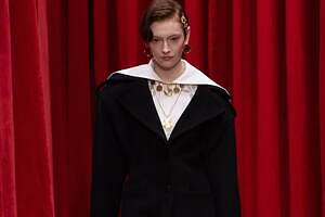 マリーン・セル 2025-26年秋冬コレクション - 幻想と現実の狭間、力強く官能的な装い