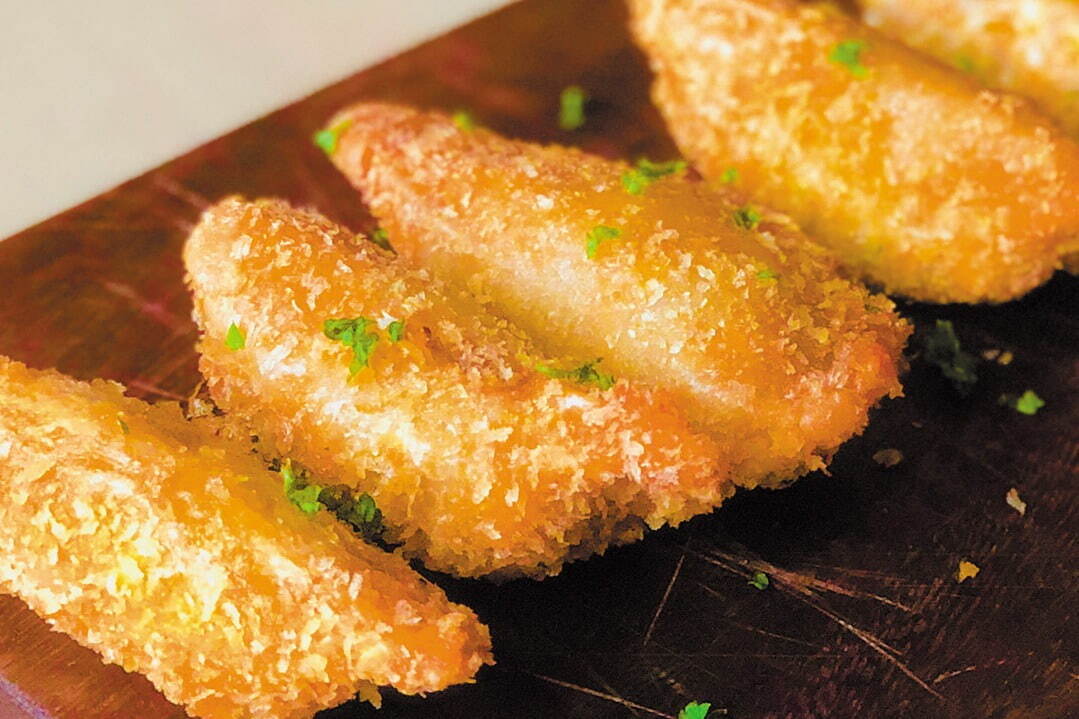 餃子とワイン 果皮と餡「十勝産濃厚味噌バター牛カツ餃子」700円