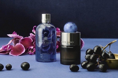 モルトンブラウン「青い花畑のある森」着想25年春フレグランス、“ベリー香る”フルーティフローラル香水