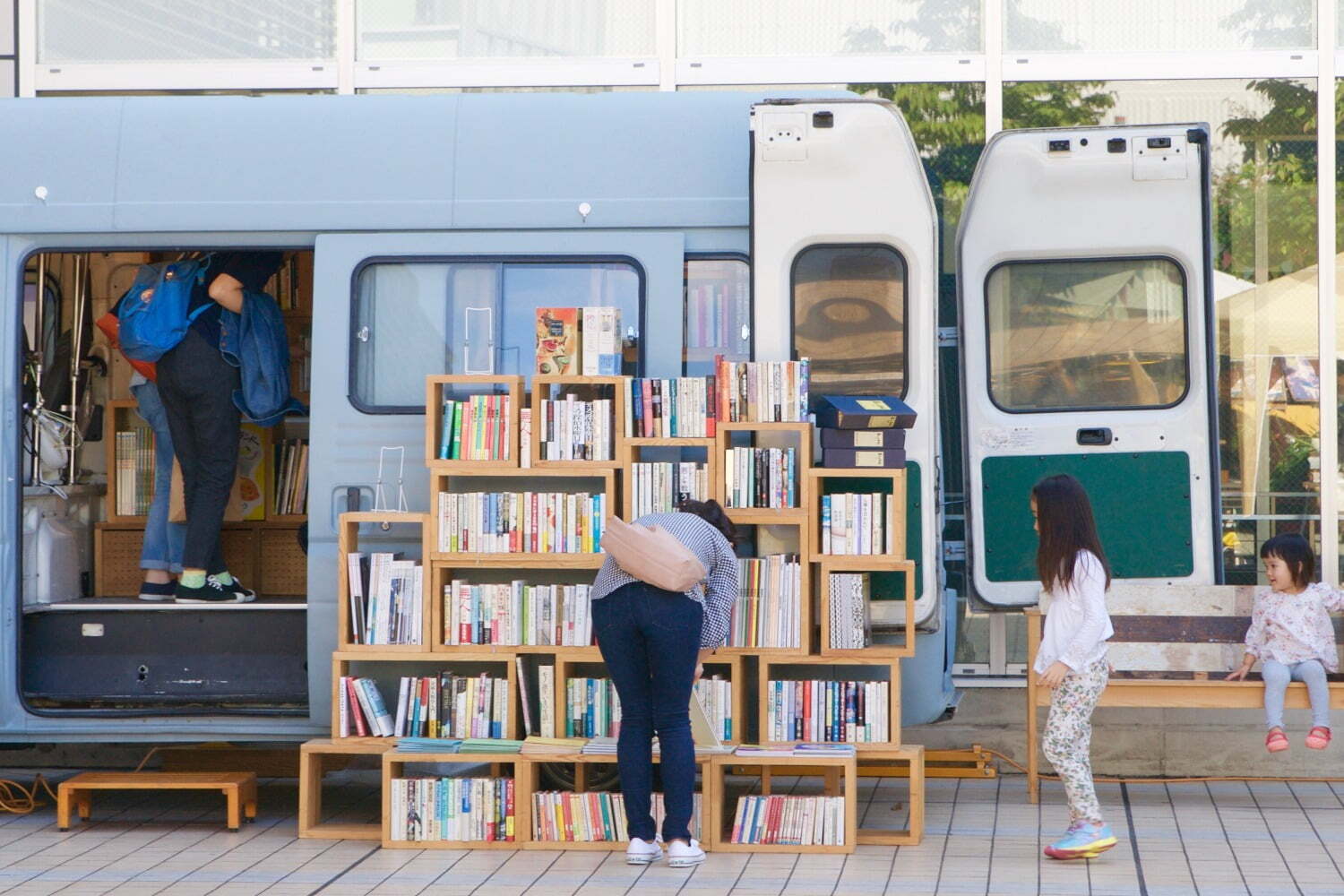 本屋(書店)｜麻布台ヒルズ“コーヒーショップ”が集まる春イベント、ドーナツ屋台＆移動本屋も