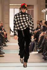 ルイ・ヴィトン 25-26年秋冬ウィメンズコレクション、“秘密の駅”で生まれるストーリーとメゾンの旅｜写真8