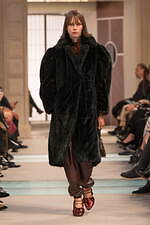 ルイ・ヴィトン 25-26年秋冬ウィメンズコレクション、“秘密の駅”で生まれるストーリーとメゾンの旅｜写真9