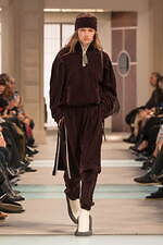 ルイ・ヴィトン 25-26年秋冬ウィメンズコレクション、“秘密の駅”で生まれるストーリーとメゾンの旅｜写真16