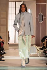 ルイ・ヴィトン 25-26年秋冬ウィメンズコレクション、“秘密の駅”で生まれるストーリーとメゾンの旅｜写真26