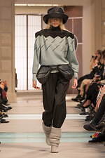 ルイ・ヴィトン 25-26年秋冬ウィメンズコレクション、“秘密の駅”で生まれるストーリーとメゾンの旅｜写真28