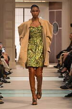 ルイ・ヴィトン 25-26年秋冬ウィメンズコレクション、“秘密の駅”で生まれるストーリーとメゾンの旅｜写真43