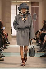 ルイ・ヴィトン 25-26年秋冬ウィメンズコレクション、“秘密の駅”で生まれるストーリーとメゾンの旅｜写真47