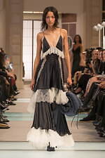 ルイ・ヴィトン 25-26年秋冬ウィメンズコレクション、“秘密の駅”で生まれるストーリーとメゾンの旅｜写真48