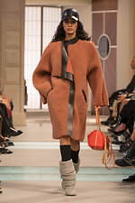 ルイ・ヴィトン 25-26年秋冬ウィメンズコレクション、“秘密の駅”で生まれるストーリーとメゾンの旅｜写真53