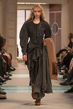 ルイ・ヴィトン 25-26年秋冬ウィメンズコレクション、“秘密の駅”で生まれるストーリーとメゾンの旅｜写真60