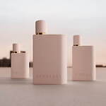 バーバリー25年春フレグランス、ワイルドストロベリーが甘く香るフルーティウッディ｜写真2