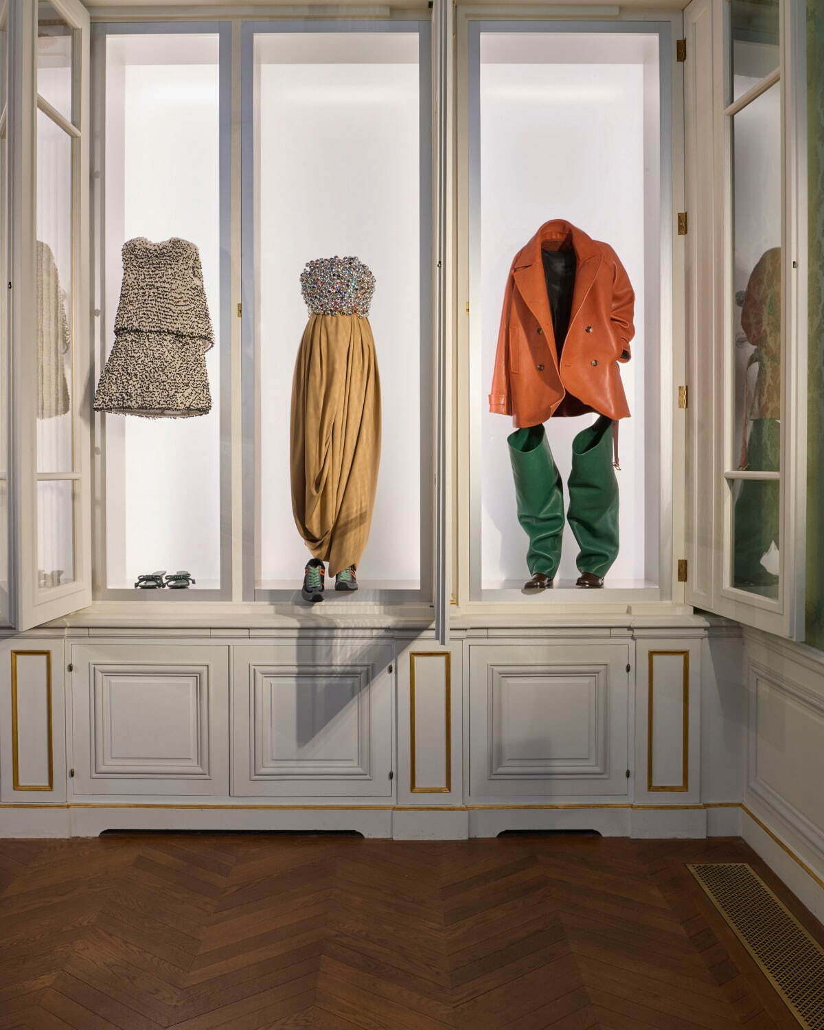 ロエベ 2025-26年秋冬コレクション、アートとクラフトの遊び心でアイデアを形に｜写真3