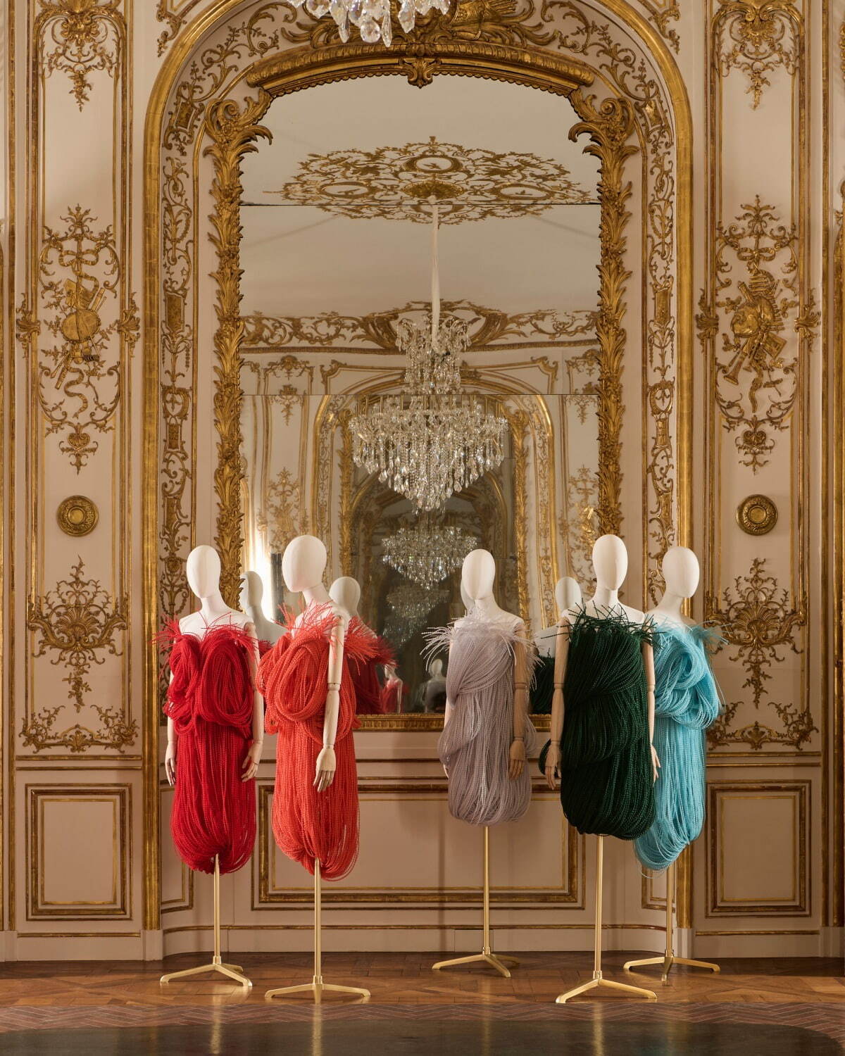 ロエベ 2025-26年秋冬コレクション、アートとクラフトの遊び心でアイデアを形に｜写真23