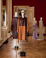 ロエベ 2025-26年秋冬コレクション、アートとクラフトの遊び心でアイデアを形に｜写真1