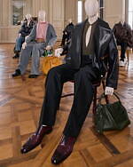 ロエベ 2025-26年秋冬コレクション、アートとクラフトの遊び心でアイデアを形に｜写真4