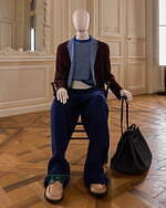 ロエベ 2025-26年秋冬コレクション、アートとクラフトの遊び心でアイデアを形に｜写真9