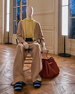 ロエベ 2025-26年秋冬コレクション、アートとクラフトの遊び心でアイデアを形に｜写真10