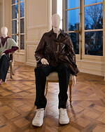 ロエベ 2025-26年秋冬コレクション、アートとクラフトの遊び心でアイデアを形に｜写真11