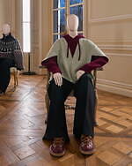 ロエベ 2025-26年秋冬コレクション、アートとクラフトの遊び心でアイデアを形に｜写真12