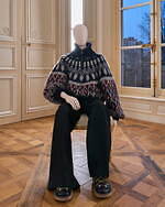 ロエベ 2025-26年秋冬コレクション、アートとクラフトの遊び心でアイデアを形に｜写真13